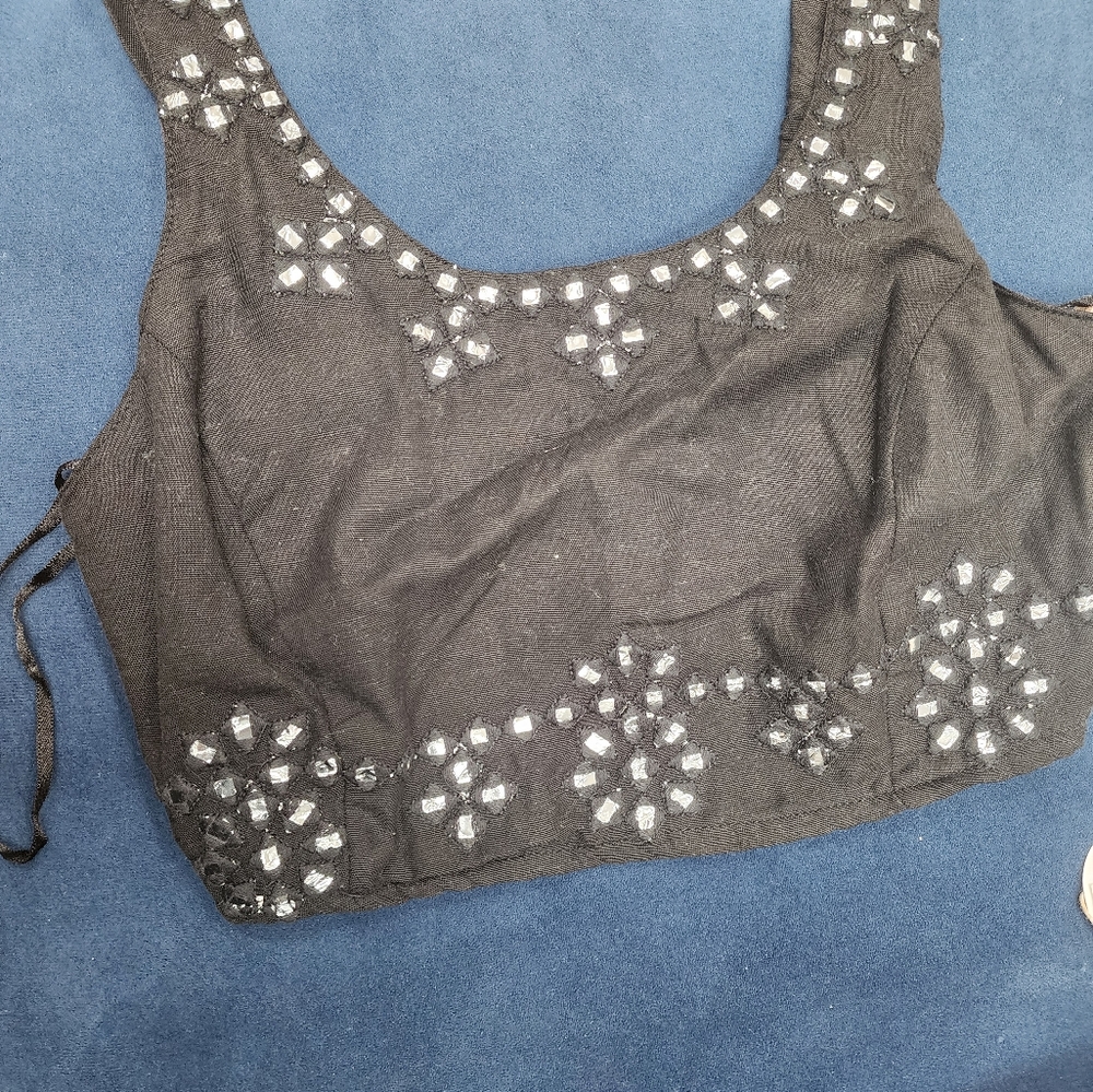 Elegant Black Skirt with Embellishments - Picture 7 of 8